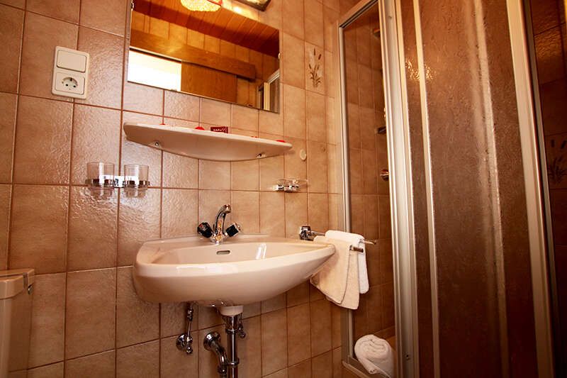 Zimmer Blockkogel mit Badezimmer mit Dusche im Haus Rosi im Özttal