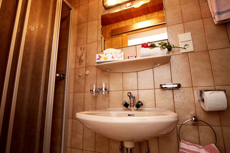 Zimmer Stuibenfall mit Badezimmer mit Dusche im Haus Rosi