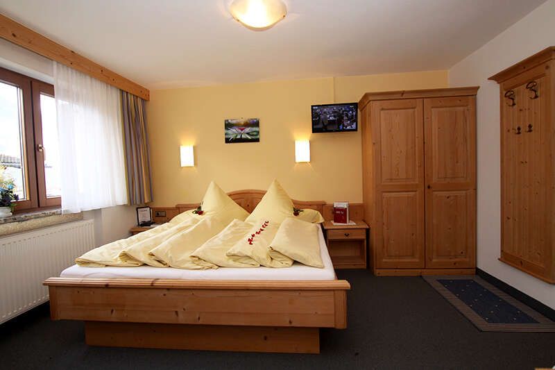 Zimmer Wenderkogel mit Doppelbett im Haus Rosi im Ötztal